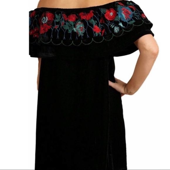 Umgee Black Velvet Off Shoulder Embroidered Dress Size S - Picture 2 of 8